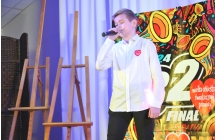 Chłopczyk wykonujący na scenie piosenkę 