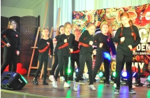 Dziecięca grupa taneczna na scenie 