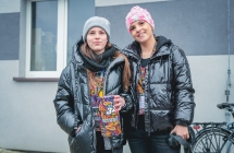 Kobieta i dziewczyna. Dziewczyna trzyma   puszkę WOŚP 