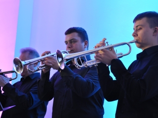 Trójka muzyków z zespołu Big Band Turek - sekcja dęta 