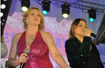 Dwie kobiety  na scenie - wokalistki zespołu Big Band Turek
