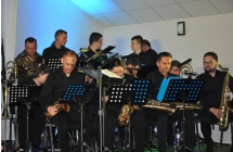 Muzycy z zespołu Big Band Turek grający na scenie 