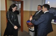Dwaj mężczyźni częstujący gości słodkim upominkiem 