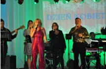 Trio wokalne na scenie 