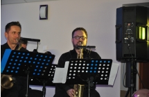 Dwaj instrumentaliści na scenie 