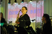 Młoda kobieta - instrumentalistka na scenie 