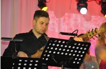Mężczyzna grający na gitarze 