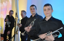Czterech mężczyzn - instrumentalistów z grupy dętej