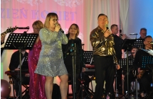 Muzycy i wokaliści z zespołu Big Band Turek na scenie Centrum Kultury i Biblioteki  Publicznej w Malanowie