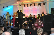 Koncert Big Bandu Turek. Muzycy na czele z dyrygentem na scenie 