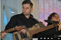 Gitarzysta grający na gitarze basowej