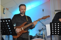 Mężczyzna grający na gitarze na scenie 