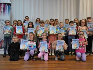 Kilkunastu nagrodzonych uczniów w konkursie na najładniejszą Wielkanocną kartkę.