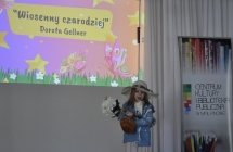 Dziewczynka opowiadająca wiersz na scenie 