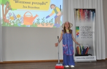Dziewczynka w charakterystycznym stroju na scenie 