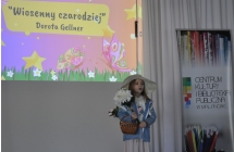Dziewczynka opowiadająca wiersz na scenie 