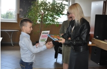 Kobieta wręczająca dyplom 