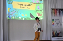 Chłopiec recytujący wiersz ze sceny 