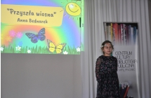 Dziewczynka recytująca wiersz na scenie 