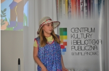 Dziewczynka na scenie. Recytuje wiersz 