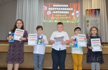 Pięcioro uczniów z dyplomami po konkursie recytatorskim w CKiBP w Malanowie