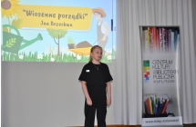 Dziewczynka recytująca wiersz na scenie 