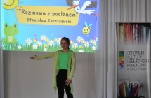 Dziewczynka recytująca i gestykulująca wiersz podczas konkursu recytatorskiego 