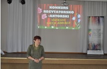 Kobieta mówiąca do publiczności 