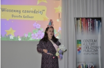 Dziewczynka w charakterystycznym stroju recytuje wiersz 