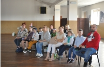 Publiczność oraz uczestnicy konkursu recytatorskiego 