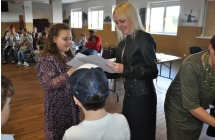 Kobieta wręczająca dziewczynce dyplom