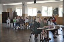 Jury, publiczność i uczestnicy konkursu recytatorskiego 