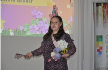 Dziewczynka w charakteryzacji związanej z wierszem opowiadanym ze sceny 