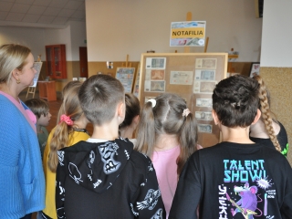 Uczniowie w trakcie oglądania wystawy pasji