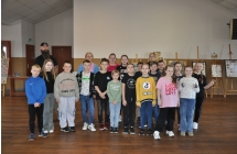 Dzieci i przewodnik wystawy na pozujący do zdjęcia grupowego 