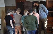 Dzieci i mężczyzna oglądający kolekcje monet 