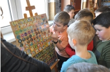 Dzieci oglądające kolekcje kart/żetonów 