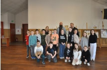 Zdjęcie grupowe dzieci i przewodników wystawy 