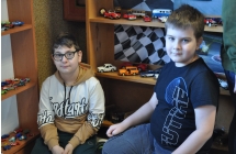 Dwoje chłopców przy kolekcji samochodzików 