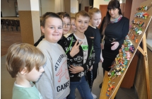 Dzieci oglądające wystawę 