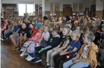Duża grupa dzieci siedzi na krześle