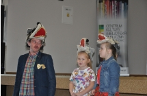 Mężczyzna przebrany za wilka oraz dwoje dzieci w maskach wilka