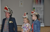 Mężczyzna oraz dwoje dzieci w maskach wilka