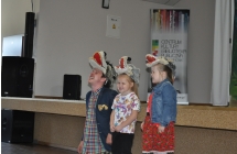 Dwoje dzieci i mężczyzna w maskach wilka