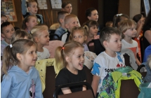 Uśmiechnięte dzieci siedzą na krzesłach