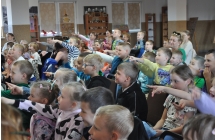 Dzieci z widowni wskazują na coś rękami