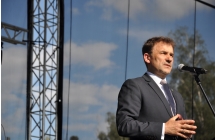 Mężczyzna w garniturze przemawia na scenie 