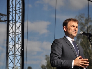 Mężczyzna w garniturze przemawia na scenie 