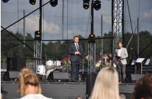 Elegancko ubrany mężczyzna przemawia na scenie 