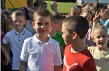 Dzieci przygotowujące się do występu artystycznego 